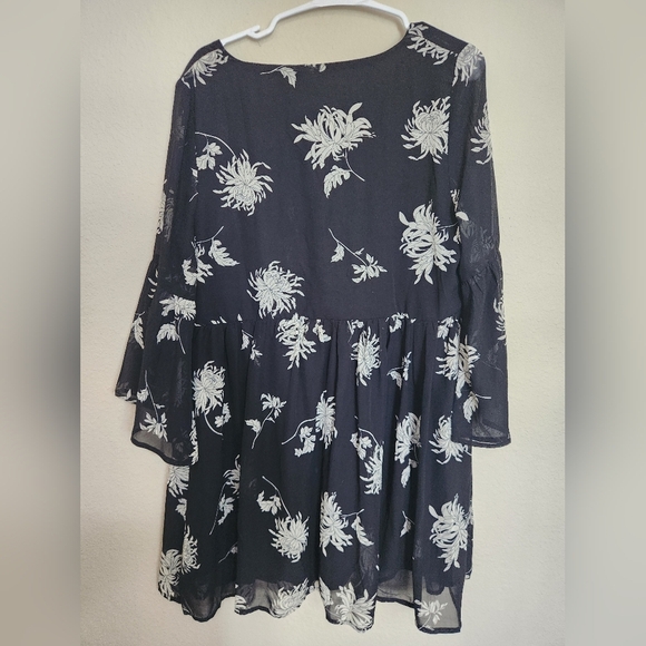 Entro Floral Vneck Boho Mini Dress Size Medium - Picture 7 of 7